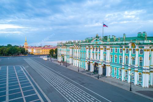 Это захватывающее фото предлагает великолепный обзор Дворцовой Площади в Санкт-Петербурге. В центре внимания – Эрмитаж, величественное здание, украшенное архитектурными шедеврами. Панорама охватывает культурные сокровища города, включая многочисленные музеи и здания исторического центра. Это фото несет в себе дух путешествия по России и ее богатому наследию.